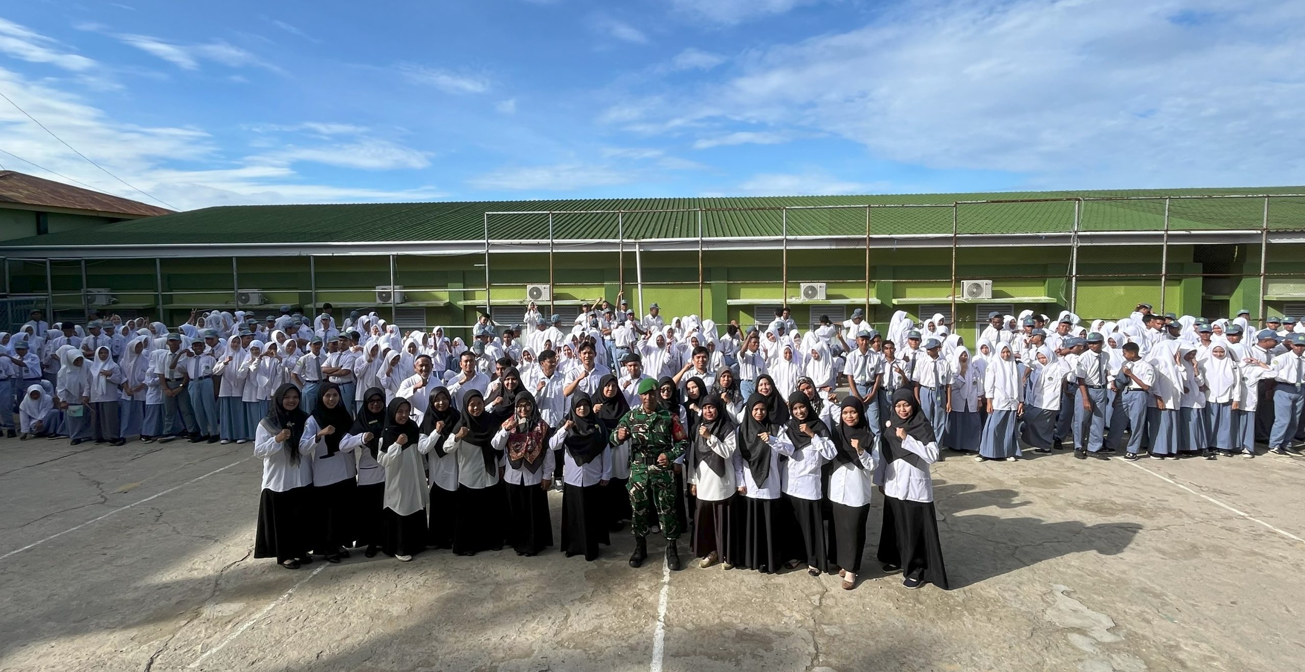 Read more about the article Babinsa 01/Fakfak Pimpin Upacara Bendera di MAN Fakfak