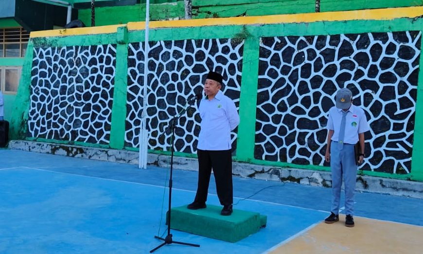 Read more about the article Upacara Bendera di MAN Fakfak Berlangsung Khidmat, Pembina Tekankan Kebersihan dan Dukungan Tim Lomba