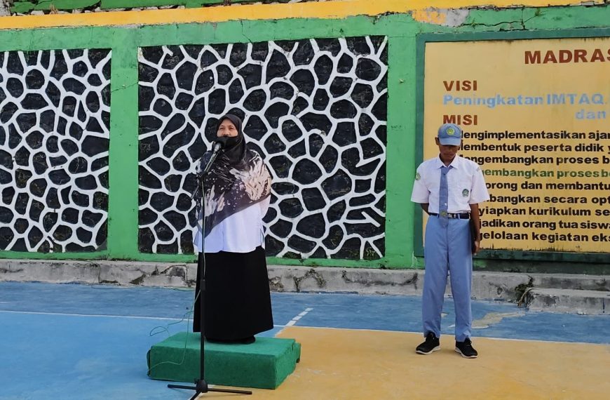 MAN Fakfak Gelar Upacara Bendera Penuh Hikmat, Pembina Tekankan Disiplin dan Karakter Siswa