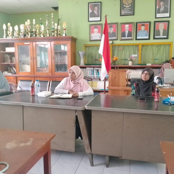 MAN Fakfak Gelar Rapat Evaluasi Bulanan Wali Kelas: Upaya Kolektif Mengawal Perkembangan dan Karakter Siswa